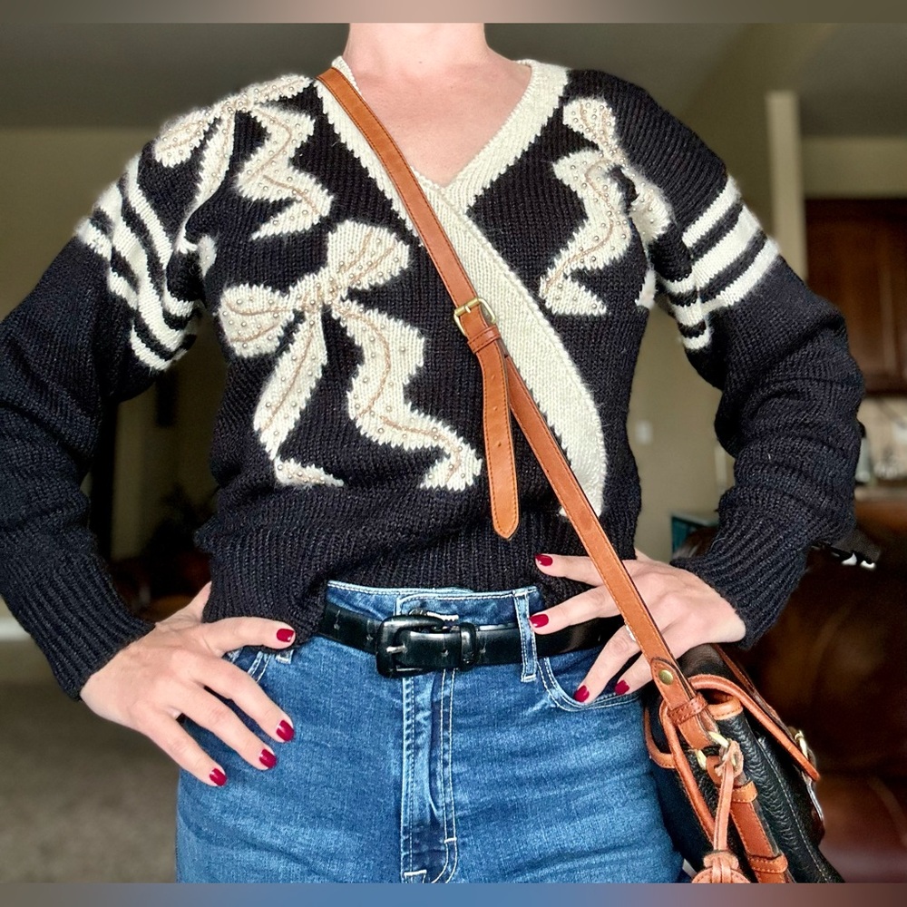 Vintage Knitworks Black and Cream V-Neck Sweater - Picture 3 of 16